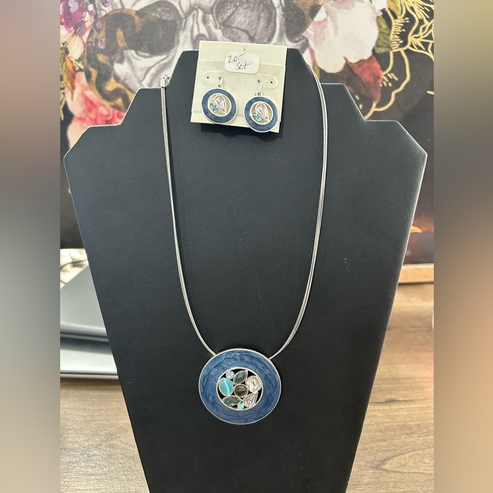 NWT necklace and earring set